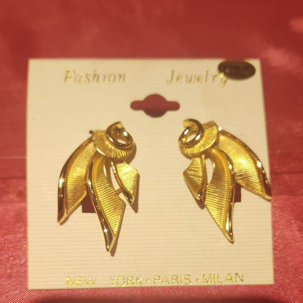 Clip-On Gold Tone Vintage Earrings